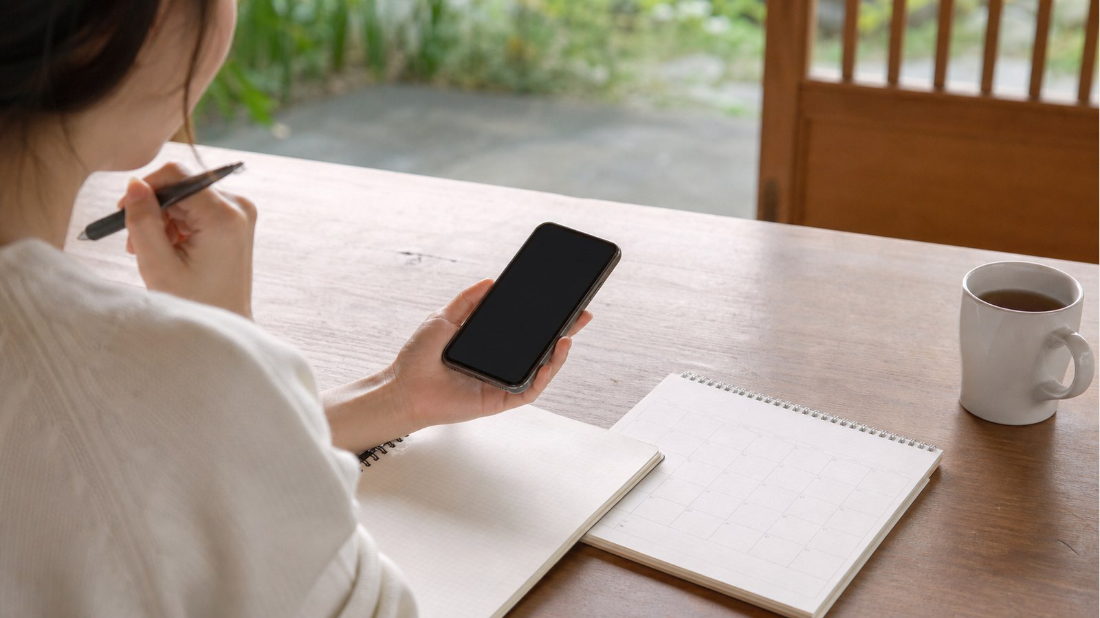 丸亀製麺のバイト条件を応募前にスマホとメモで比較するイメージ