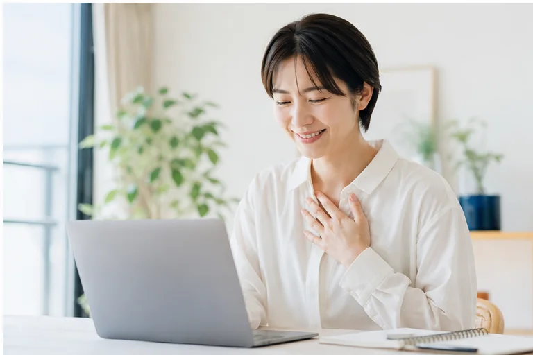 ワンタイムパスワードの入力を直して安心する女性