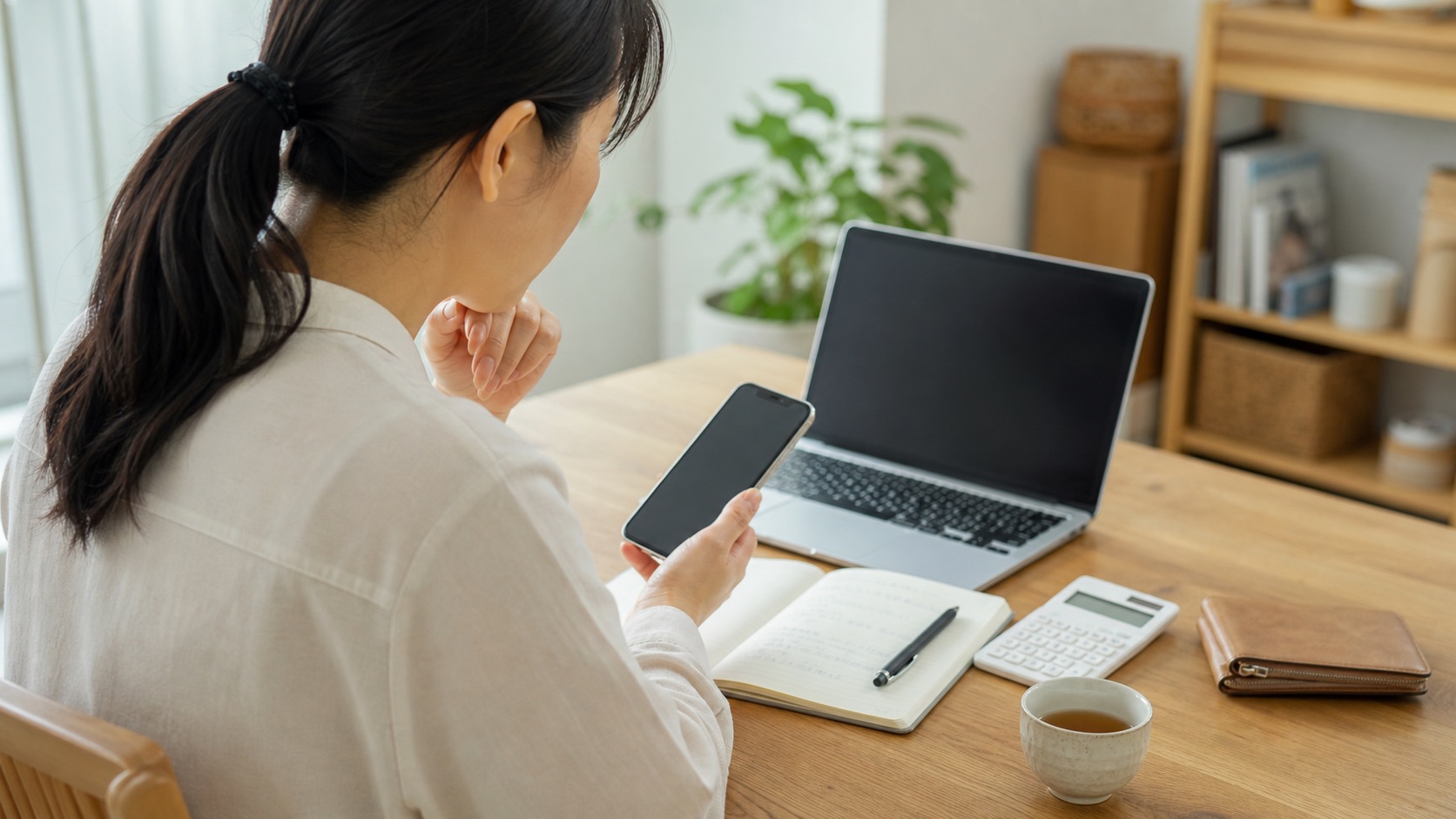 アンケートモニターのポイント交換条件を登録前に確認する様子