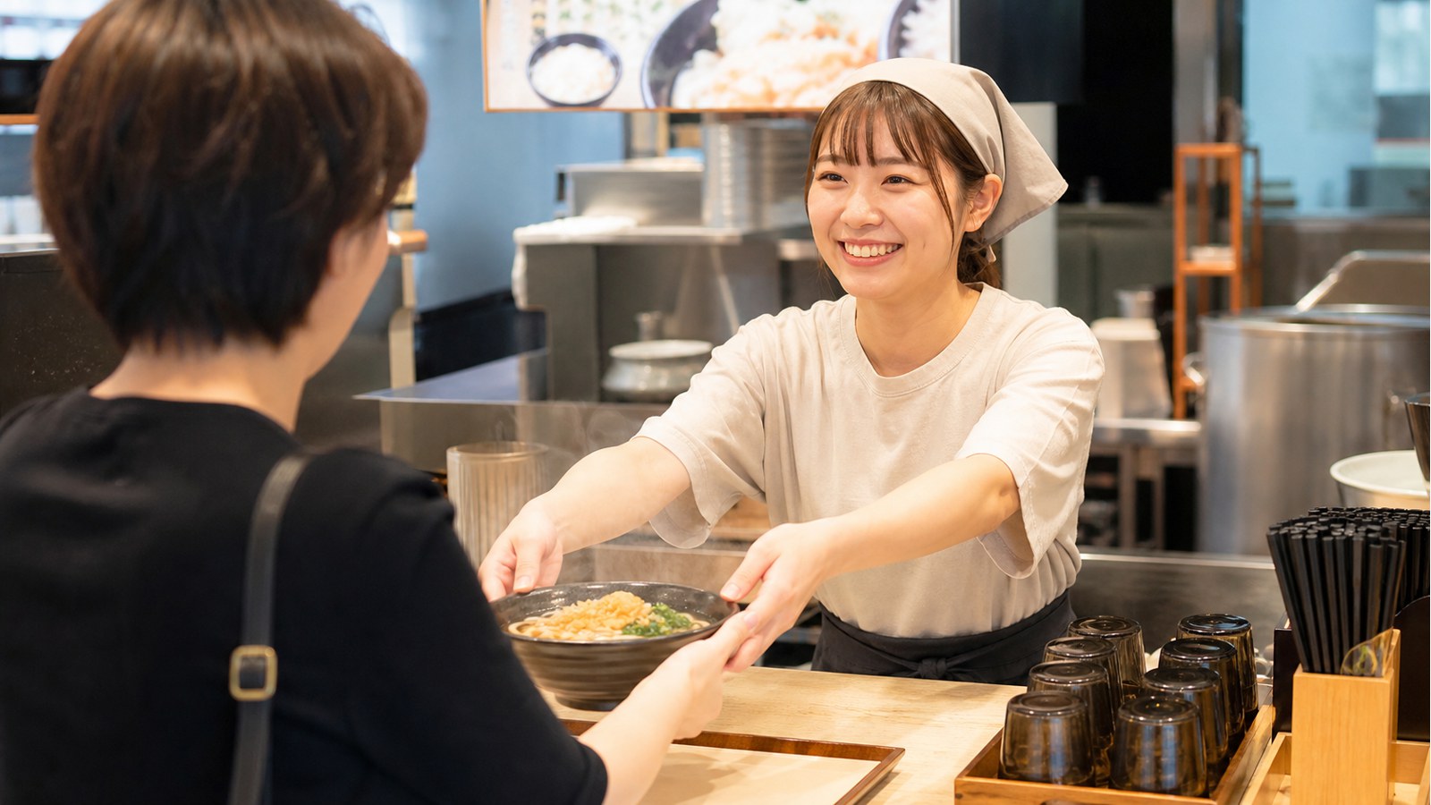 はなまるうどんバイトがきついか応募前にカウンター接客を確認するスタッフのイメージ