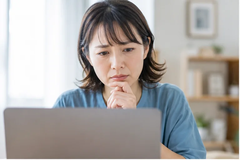 新しいパスワードでログインできず確認する女性