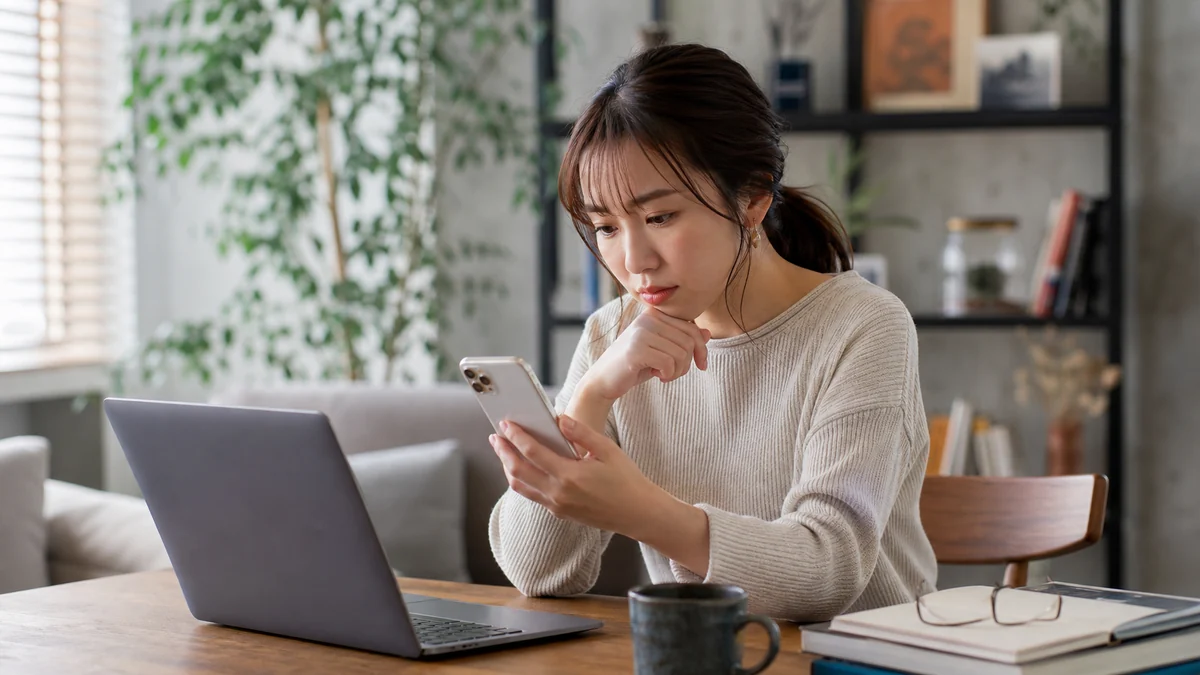 パスワード再発行メールを複数の受信フォルダで確認する女性