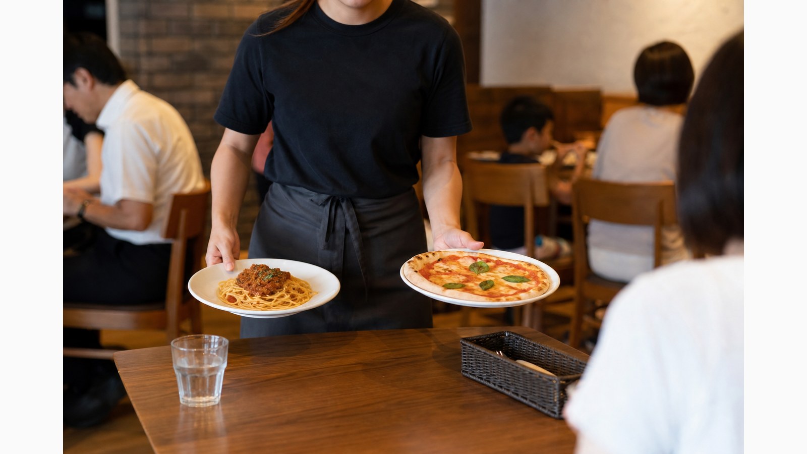 レストランでホールスタッフが料理を運ぶ作業のイメージ