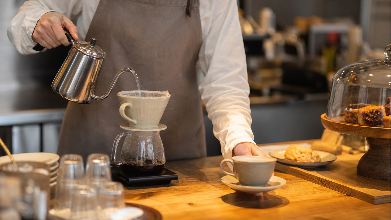 ホリーズカフェバイトでコーヒーを準備する作業のイメージ