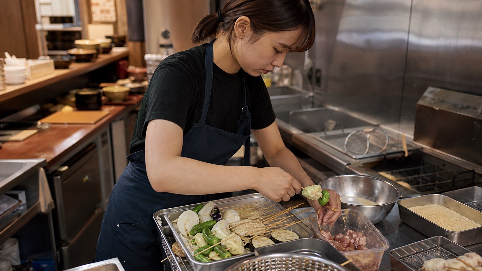 串カツ田中バイトでキッチン仕込みをするイメージ