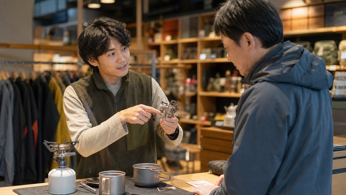 モンベルバイトでアウトドア用品を接客販売する作業のイメージ