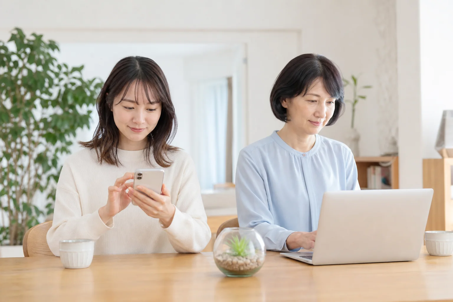 家族がそれぞれ自分でアンケートへ回答する様子