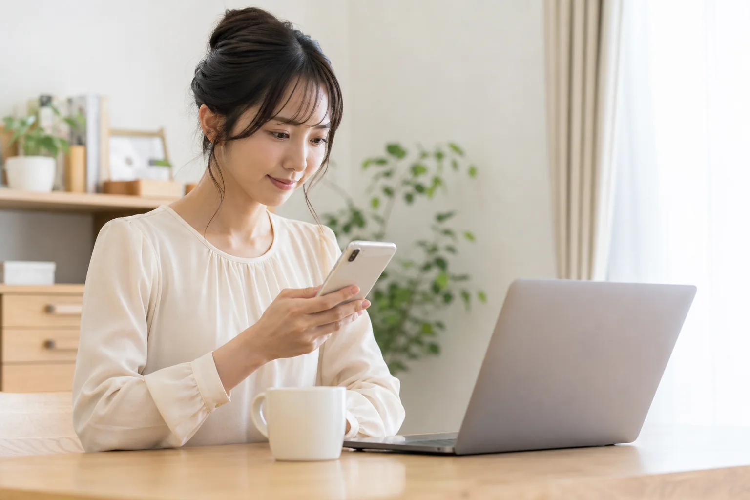 登録したスマートフォンで電話認証を準備する女性
