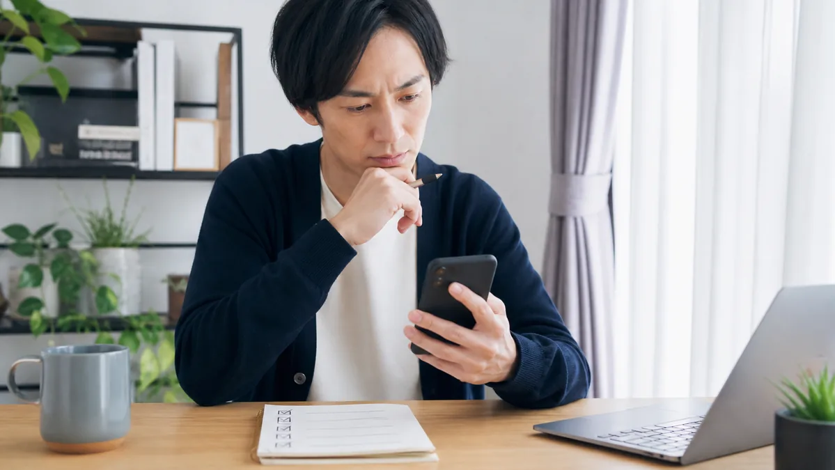 プライバシー設定の選択肢を整理する男性