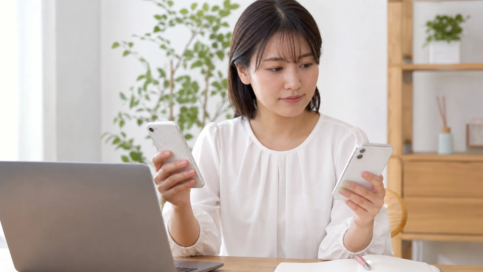 古い電話と現在の電話を確認する女性