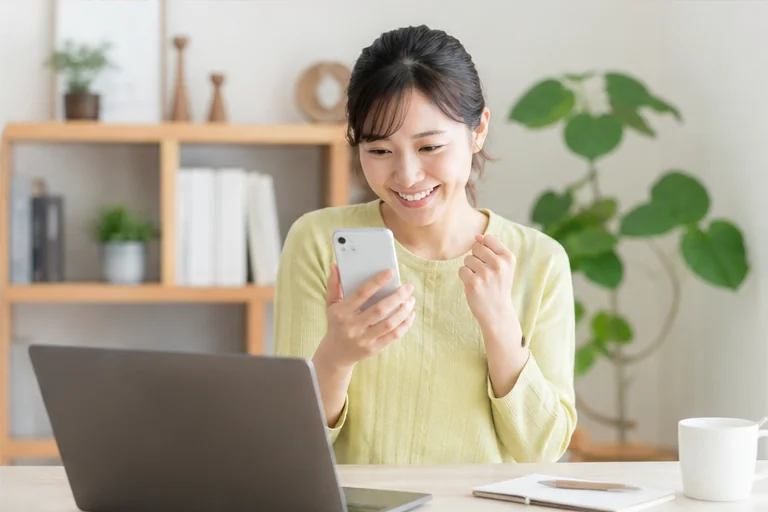 登録確認メールを受け取った女性