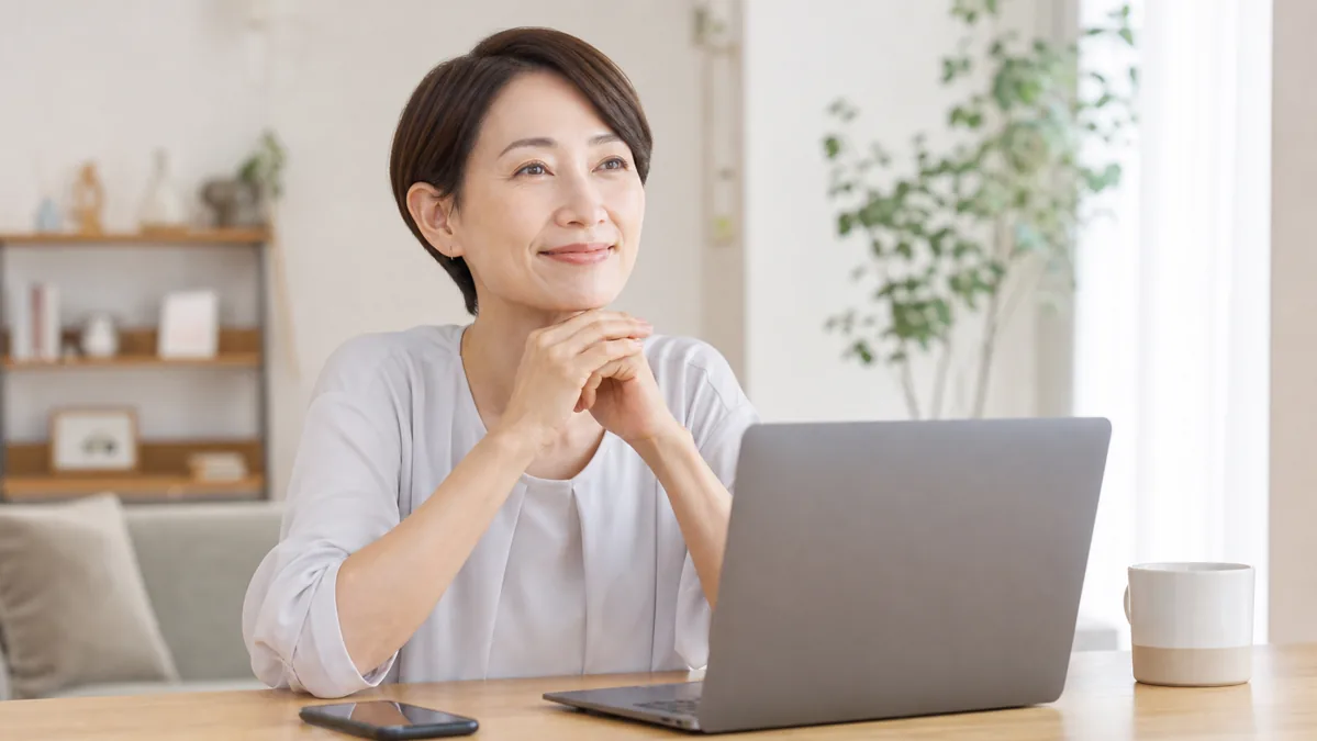 電話認証の条件を確認して安心する女性