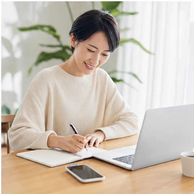 登録情報更新の完了を記録する女性