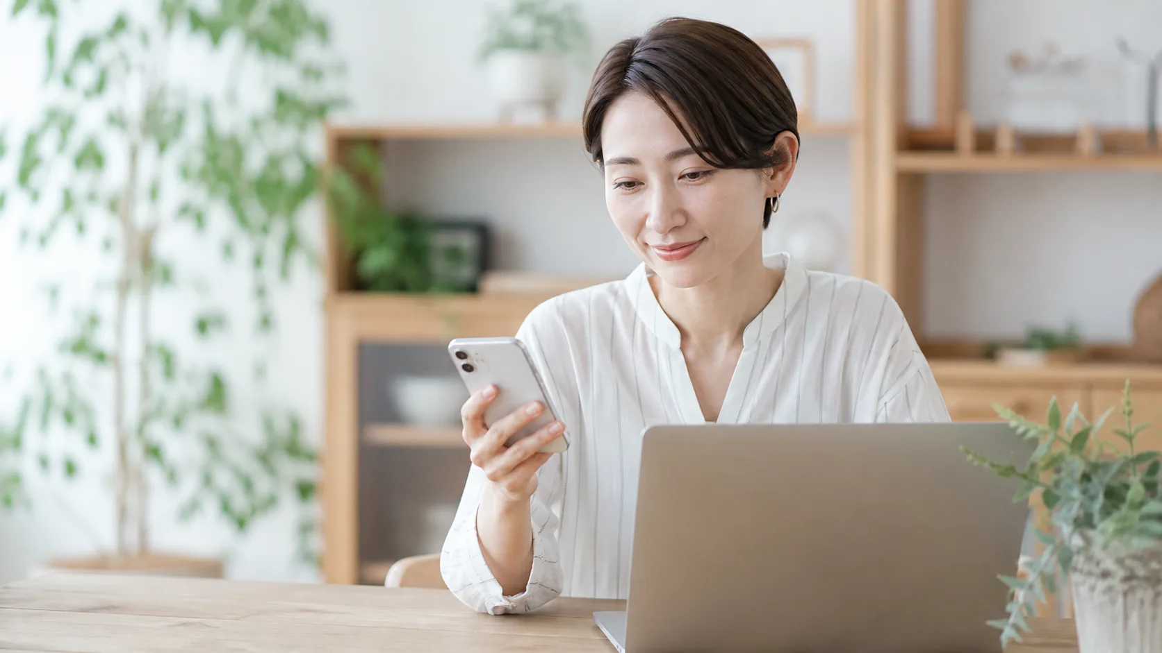 電話認証完了を確認する女性