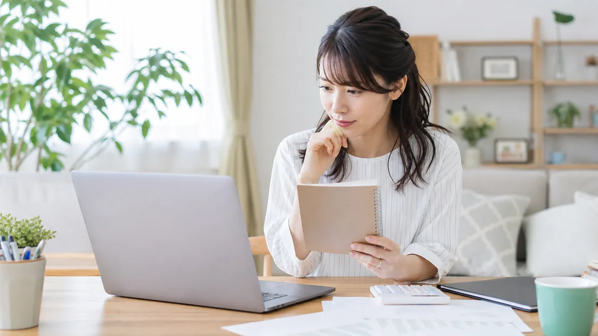 ランク特典の対象条件を確認する女性
