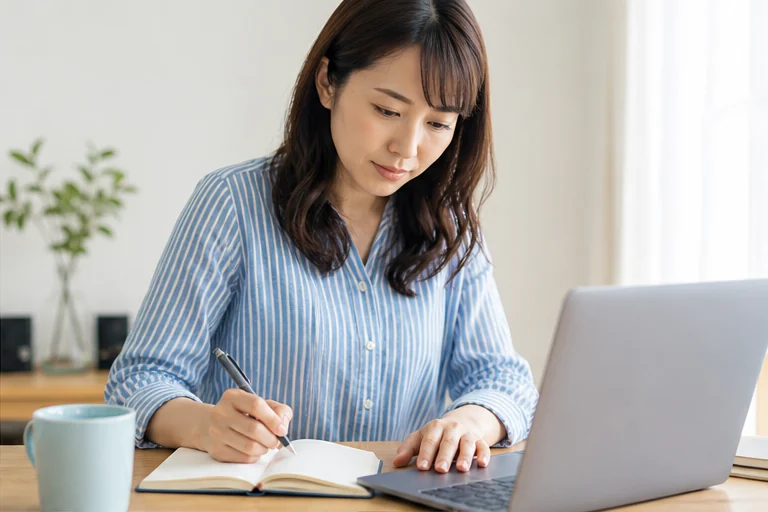 在宅ワーク応募前に経験とスキルを書き出す女性