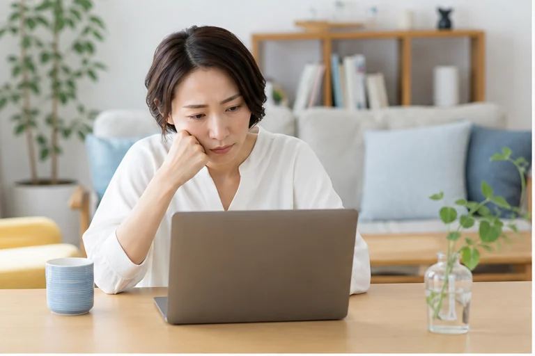 在宅求人の条件を見直し応募キャンセルを考える女性