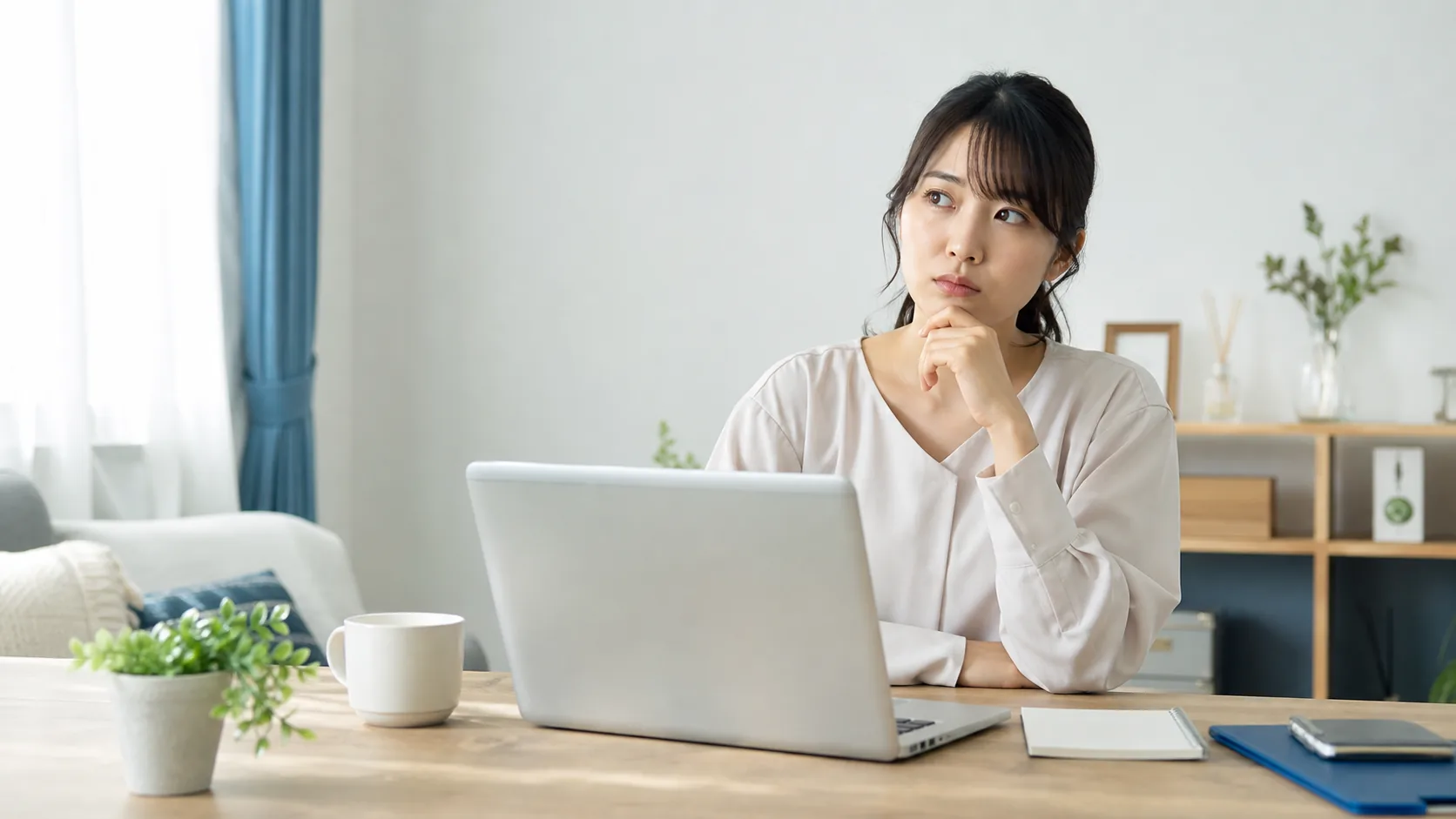 電話番号なしで登録できるか考える女性