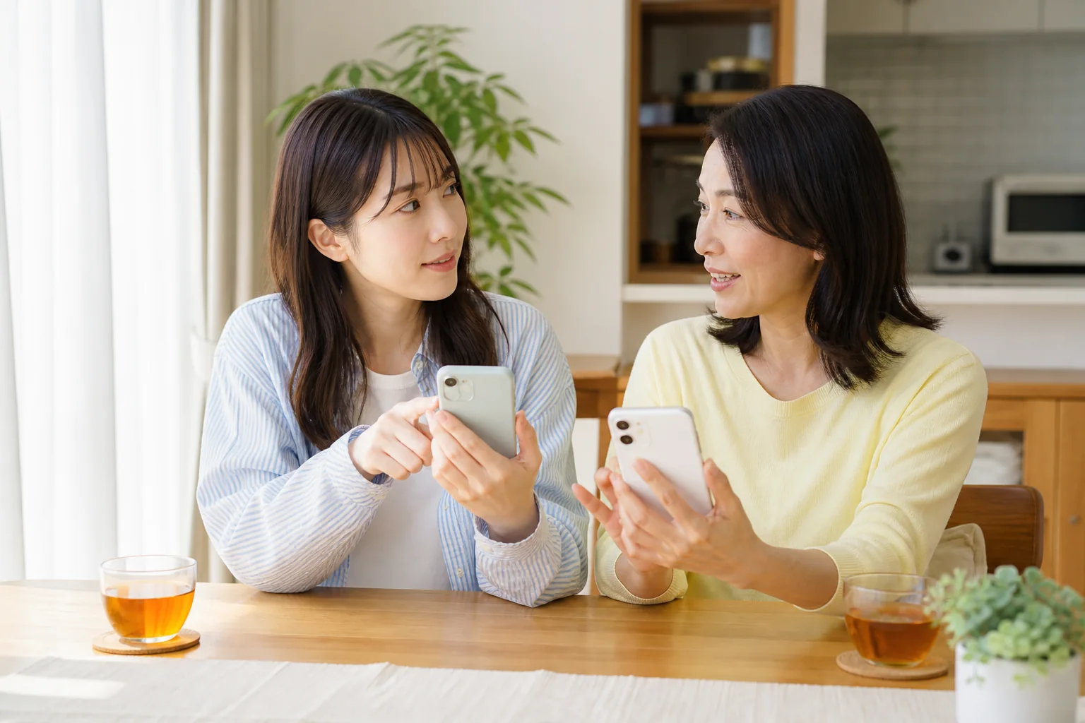 家族で別々にアンケート登録を確認する女性