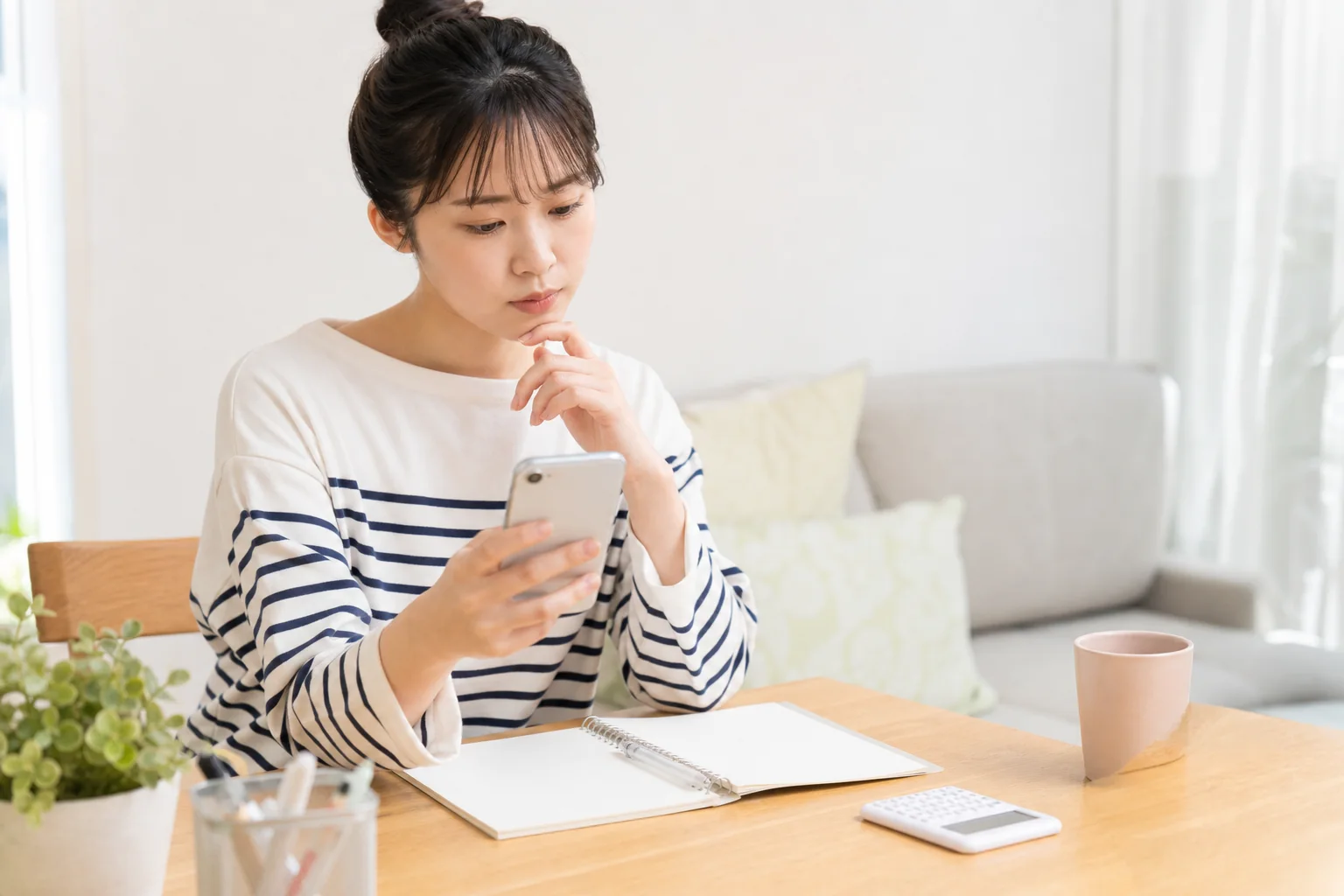 無料登録と通信費を確認する女性