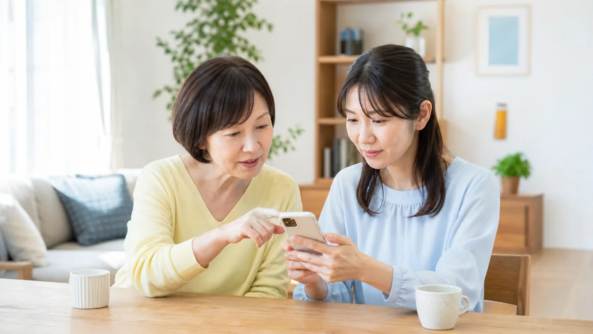 家族へアンケートモニターを紹介する女性
