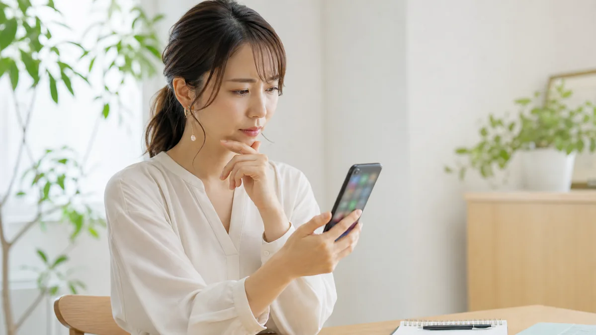 アプリを削除する前に違いを確認する女性