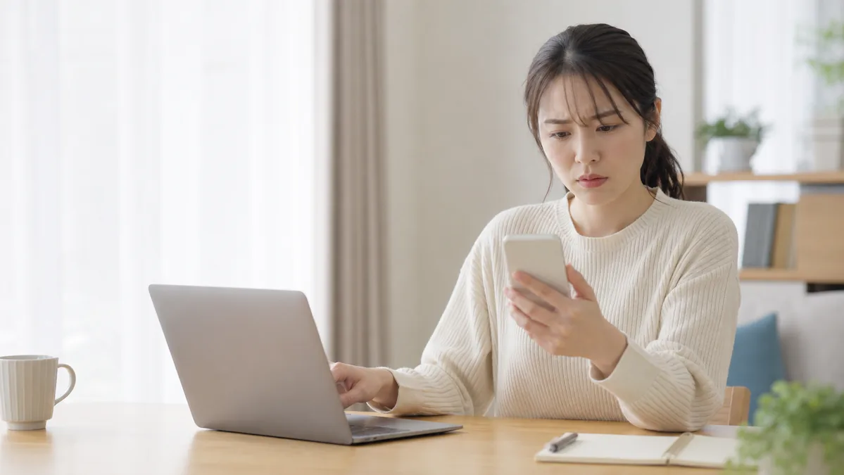 スマートフォンアプリの動作を確認する女性