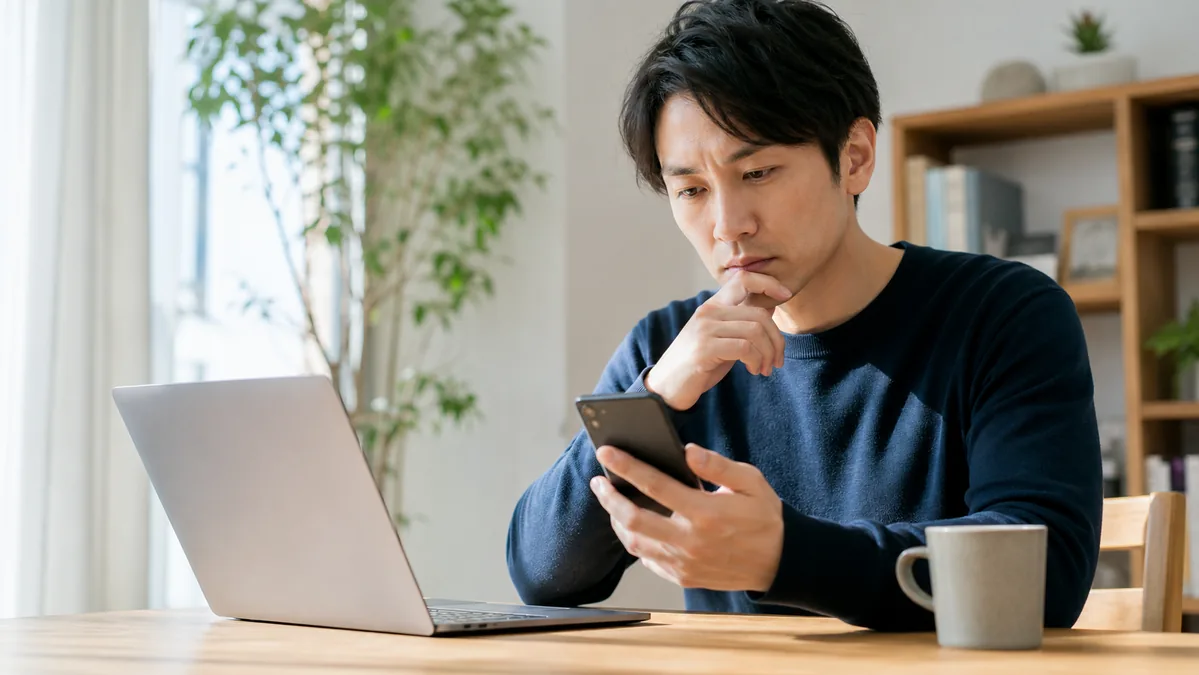 ソーシャルアカウント連携を検討する男性