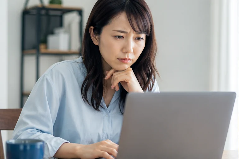 在宅求人へ応募できずスキル選択を確認する女性
