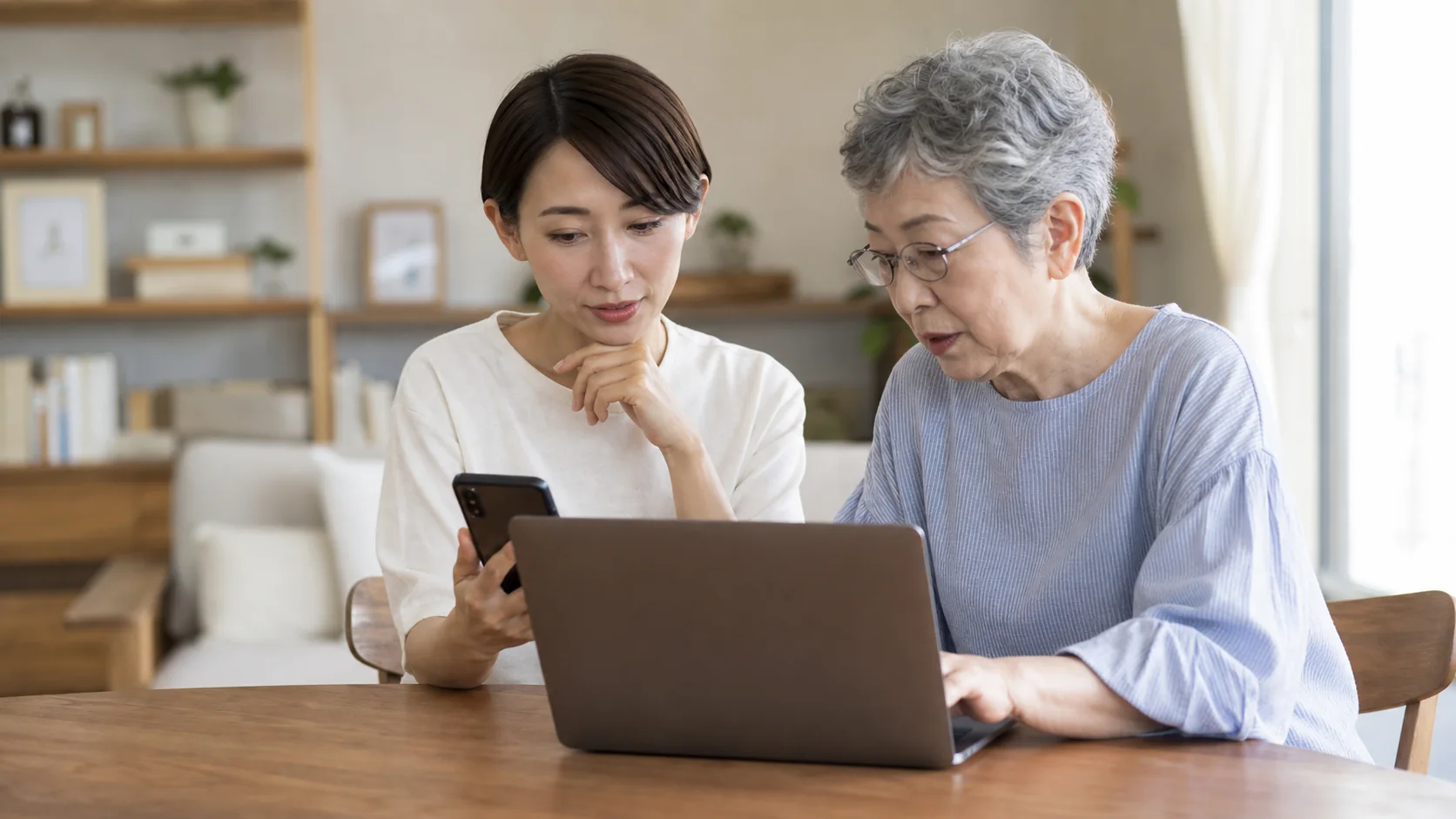 家族の登録状況を確認する女性