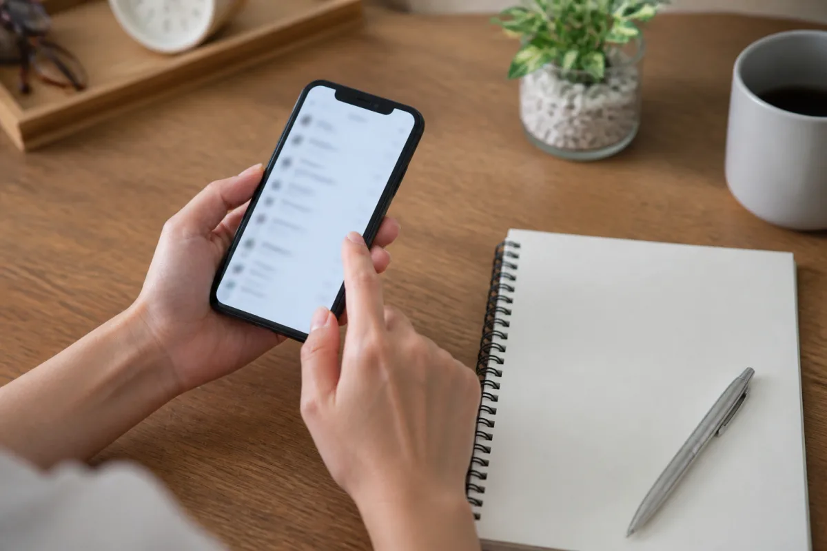 スマホで迷惑メールなどのフォルダを確認する手元