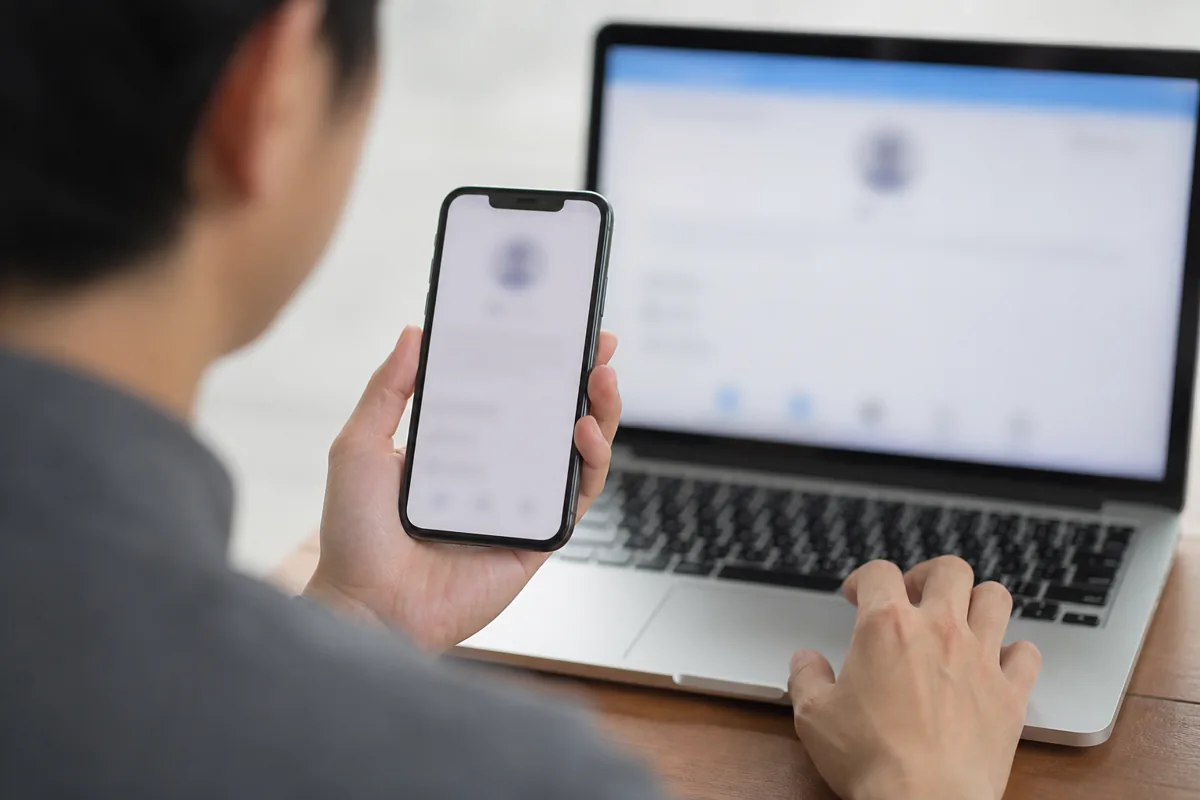 スマートフォンとパソコンで連携先を確認する手元
