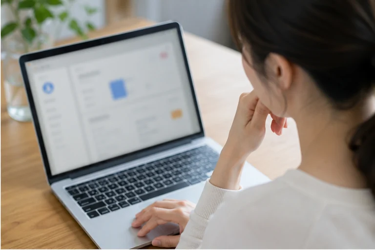在宅求人サイトのマイページで企業からの連絡を探す女性