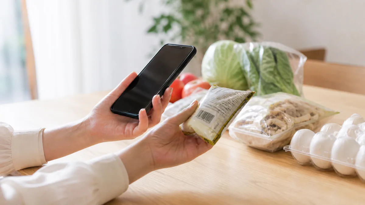 スマートフォンで購入商品のバーコードを確認する手元