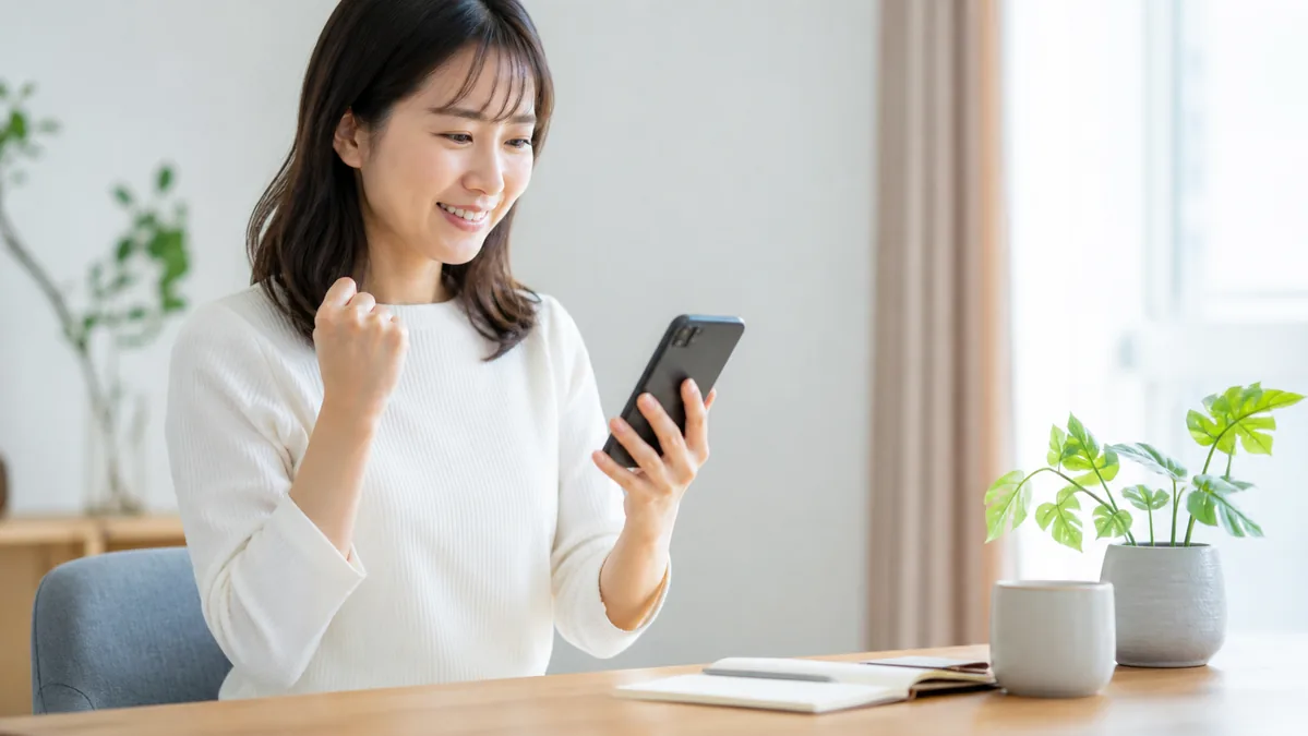 アプリを再インストールして利用を再開する女性