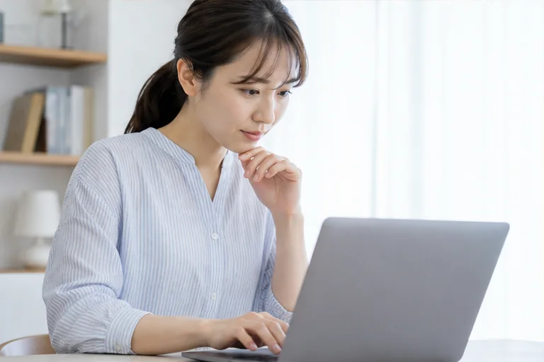 登録メールアドレスを確認する女性