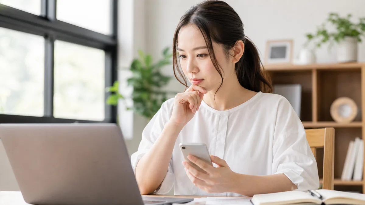 端末でアカウント連携を確認する女性