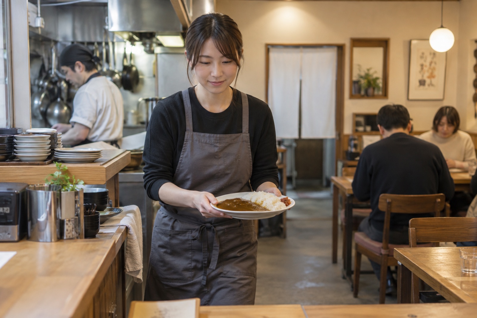 カレーを提供する飲食スタッフ