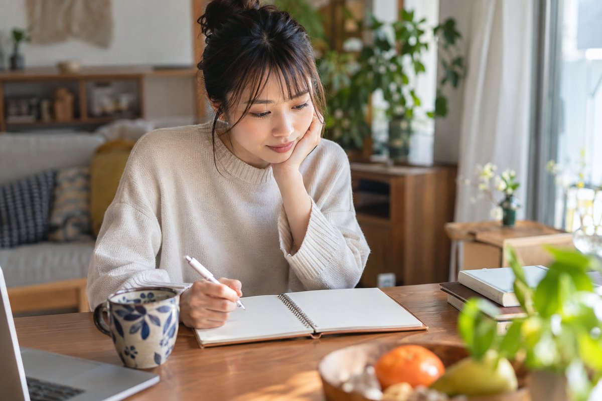勤務予定を見直す人の生成イメージ